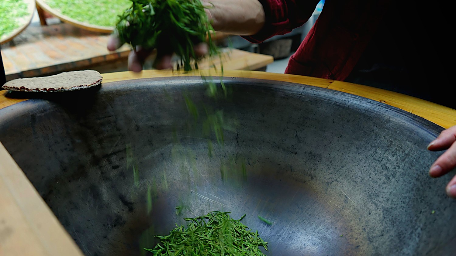 茶师傅手工炒制龙井